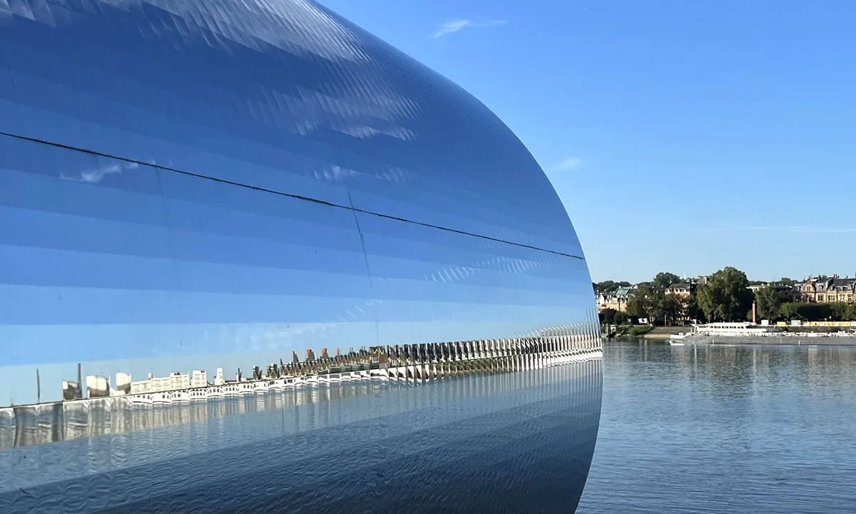 Kunstobjekt mit Spiegeln und Blick über den Rhein auf die Stadt Mainz &middot; PMS GmbH